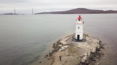 Havadan görünümü feneri deniz arka plan asma köprü ve şehir manzarası