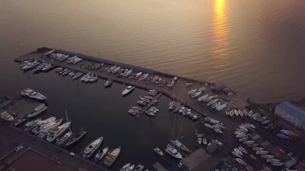 Barco-mar e iate em pé no estacionamento no pôr do sol fundo vista aérea — Vídeo de Stock