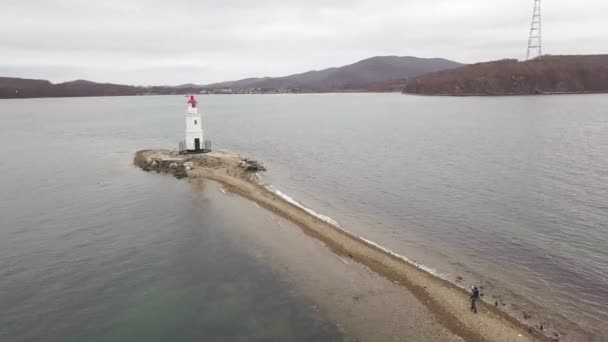 Вид зверху на маяк літаючого безпілотника на морському березі. Вид з повітря морський маяк — стокове відео