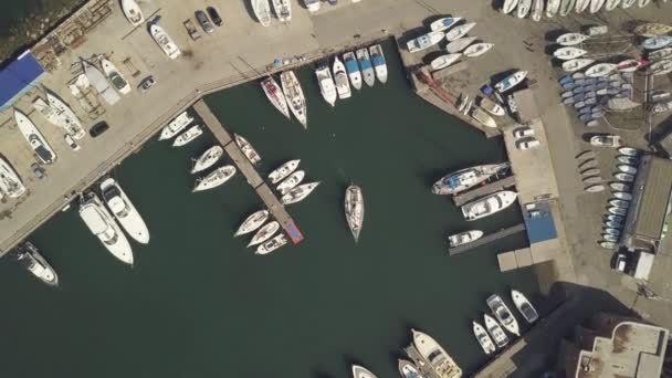 海船在海港无人视线内的停车场上漂浮 停放在海港的船只和游艇因无人驾驶飞机而俯瞰空中景观 — 图库视频影像
