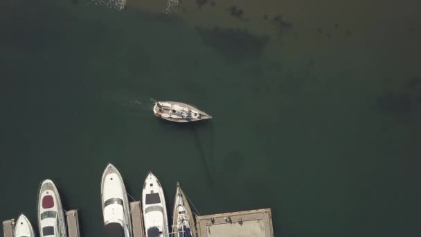 Belo iate paisagem aérea flutuando no mar a partir de barco de estacionamento — Vídeo de Stock