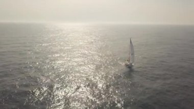 Yelkenli Yat ile mavi deniz ve su hava görünümünden yansıtan güneş ışığı