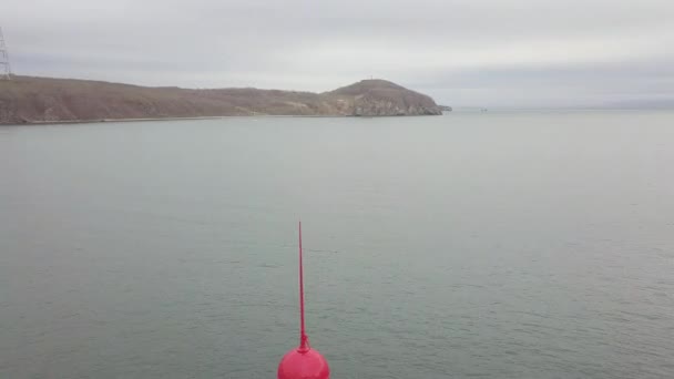 Vista de cima telhado vermelho do farol no mar no fundo da montanha — Vídeo de Stock