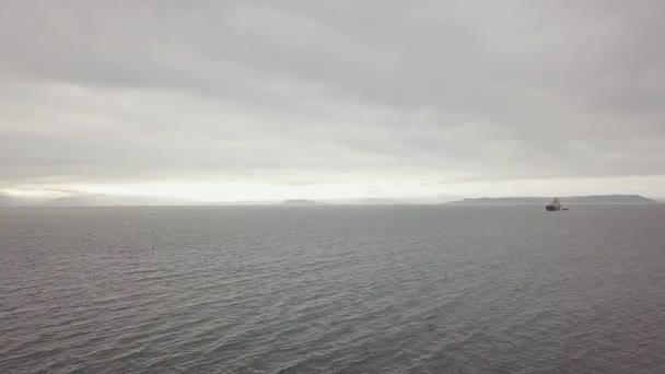曇り空を背景に海の船。飛行ドローンから空中風景 — ストック動画