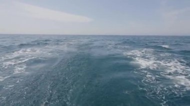 Dalgalar deniz, sıçrama ve köpük mavi su için arka yüzündeki sert gemisinden görüntüleyin