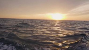 Gemi kurulu ise gökyüzünde dalgalar deniz ve akşam günbatımı üzerinde yelken görüntülemek