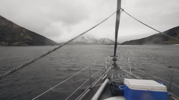 Uitzicht vanaf de boog zeilboot in zee op bergen met besneeuwde toppen — Stockvideo