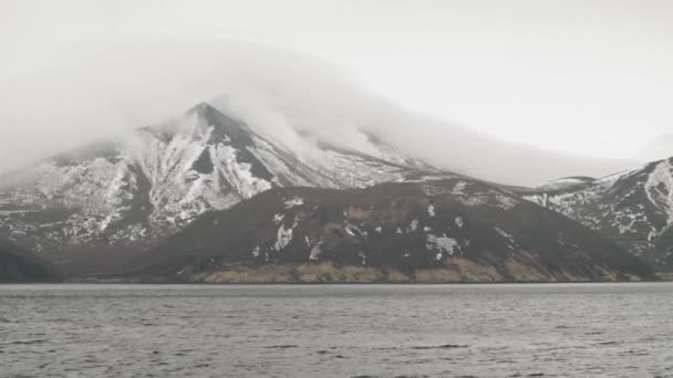 Природні ландшафтні гори з засніженими вершинами і морською водою. Вид з круїзного корабля — стокове відео