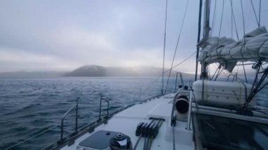 Yat yelken denizde dağlar arka plan görünüm üzerinde kurulu yelken