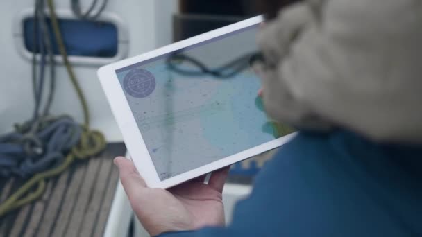 Viajante usando tablet digital procurando mapa enquanto navega no navio — Vídeo de Stock