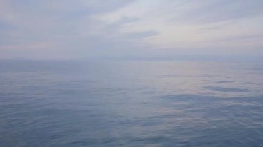 Deniz manzara ve bulut ile parlak gökyüzü. Sakin deniz güzel su yüzeyine