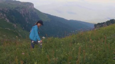 Dağlarında seyahat ve doğa manzara çekim uzun yürüyüşe çıkan kimse kadın