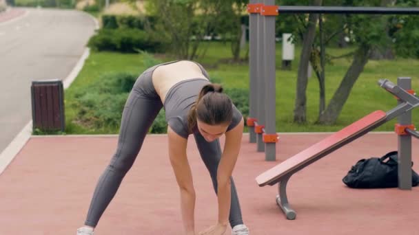 Fitness-Frau trainiert Hangübungen auf Sommersportplatz im Freien — Stockvideo