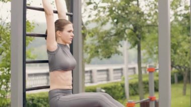 Fitness kadın eğitim egzersiz egzersiz yaz parkta. Spor ve sağlıklı yaşam tarzı