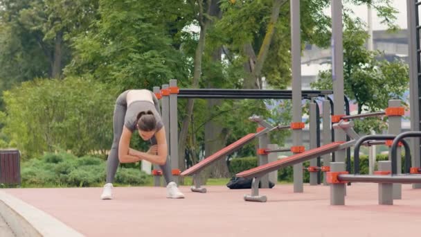 Mujer atleta haciendo ejercicios de pendientes mientras entrena al aire libre en el parque de verano — Vídeos de Stock
