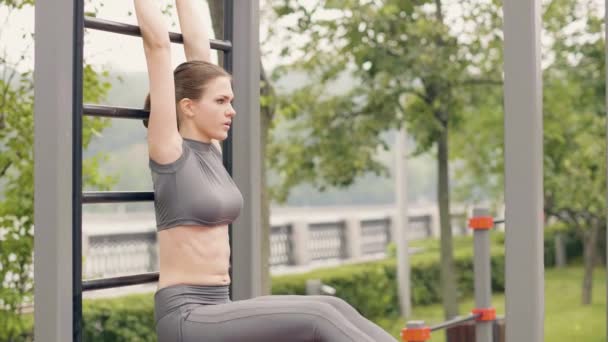 Ejercicio de entrenamiento de mujer fitness en el parque de verano. Deporte y estilo de vida saludable — Vídeos de Stock