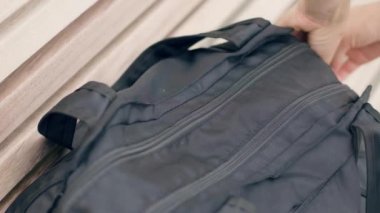 Fitness çanta ve alarak spor malzemeleri için jimnastik salonu iş açılış eller