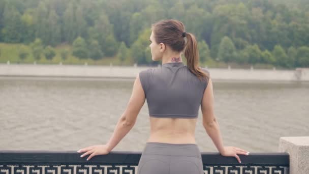 Молода Жінка Спортивному Одязі Стоїть Річковій Набережній Літньому Парку Портрет — стокове відео