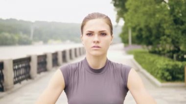 Portre genç kadın fitness genişletici yaz Park ile eğitim