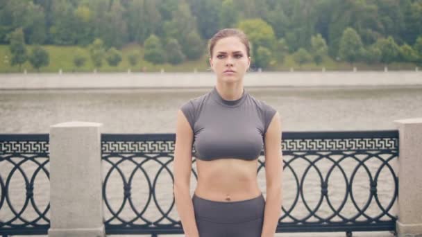 Спортивна жінка використовує розширювач фітнесу під час тренувань на відкритому повітрі — стокове відео