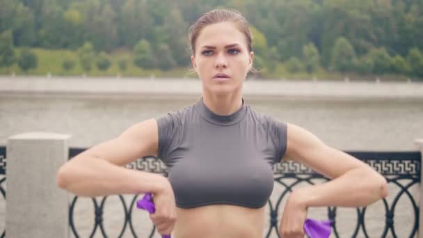 Atleta mujer haciendo ejercicio de fitness con expansor de fitness en el parque de verano — Vídeos de Stock