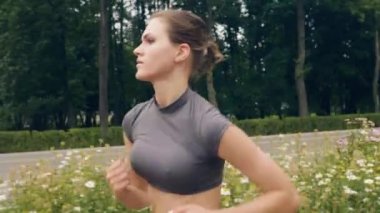 Genç kadın atlet ise sabah eğitim yaz Park'ta jogging