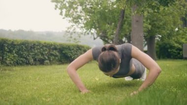Push ups egzersiz yaz Park çimlerin üzerine eğitim spor kadın