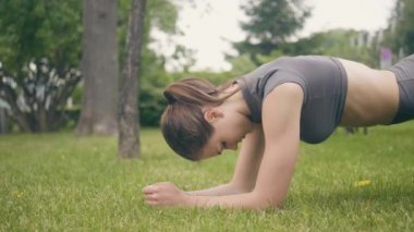 Tahta egzersiz yaz park içinde jimnastik salonu iş yaparak genç sporcu kadın. Egzersiz fitness kadın pratik tahta açık