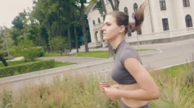Güzel kadın koşma vasıl sabah dürtmek kardiyo egzersizi açık iken