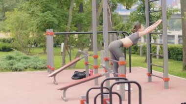 Genç kadın spor eğitim yaz Park'ta yer. Fitness ve spor yaşam tarzı