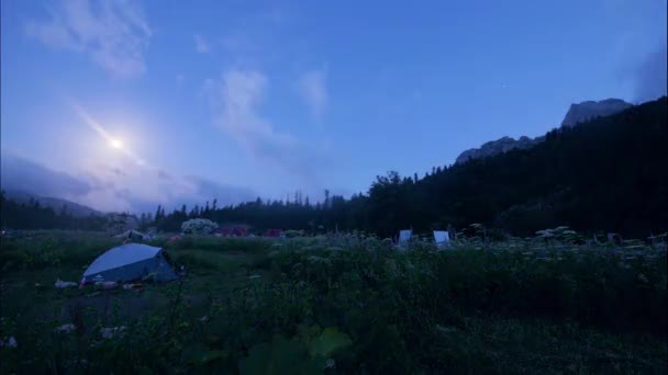 Tourist people in summer camping in mountain landscape timelapse — Stock Video