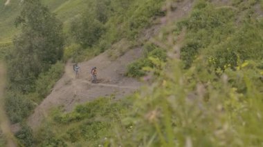 Yaz yürüyüş sırasında dağ izinde yürüyen turist insanlar