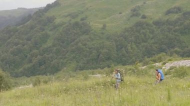 Grup Turizm insan dağda hiking. Seyahat ve dağ turizmi