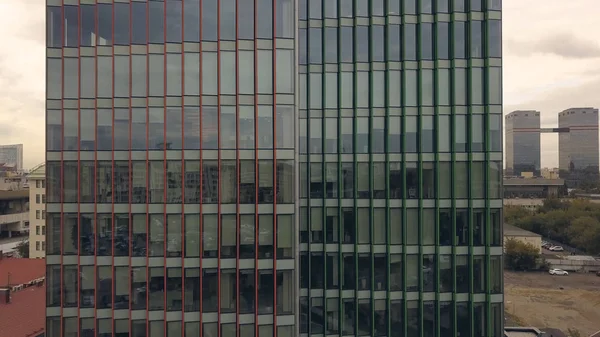 Glasgebäude aus der Luft. Hochhaus mit Glasfenster — Stockfoto