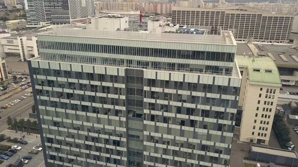 Bürogebäude in der Innenstadt. Geschäftshaus und Parkplatz — Stockfoto