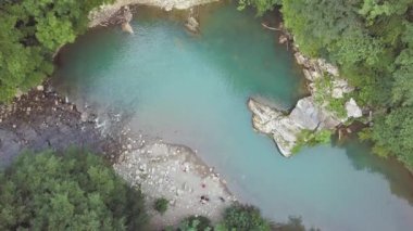 Masmavi bir deniz ve dağ yaz ormandaki nehir yukarıda görüntülemek