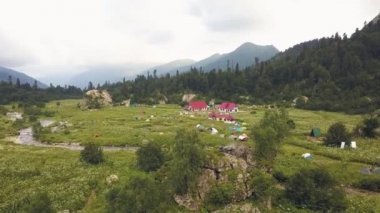 Turistik otel ve dağ yaz tatillerinde uzun yürüyüşler için kamp