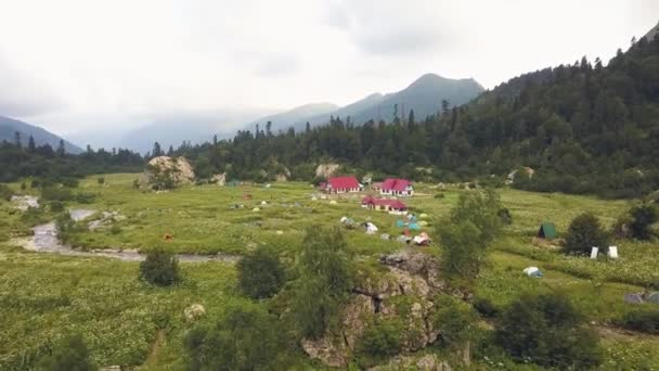 Τουριστικό ξενοδοχείο και κάμπινγκ για καλοκαιρινές διακοπές κατά τη διάρκεια της ορεινή πεζοπορία — Αρχείο Βίντεο