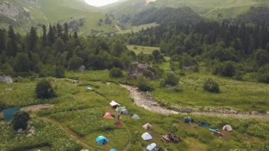 Dağ Vadisi havadan görünümü kamp çadırı ayakta. Aktif turizm yaşam tarzı