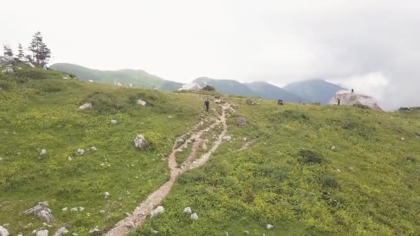 Mujer caminando en el sendero de montaña mientras caminata vista drone tour — Vídeos de Stock