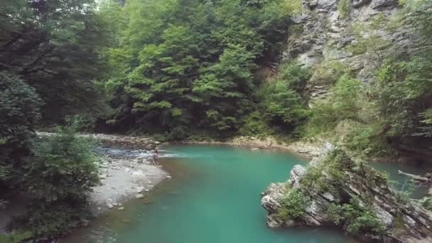 Drohnenblick Fluss mit blauem Wasser. Frau am Ufer des Flusses mit türkisfarbenem Wasser — Stockvideo