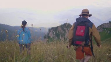 Turist insanlar güzel dağ manzarası yaz seyahat ederken üzerinde seyir
