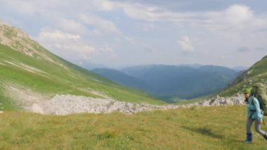Dağda seyahat sırt çantası ile kadın hiking. Yaz tırmanma ve Turizm