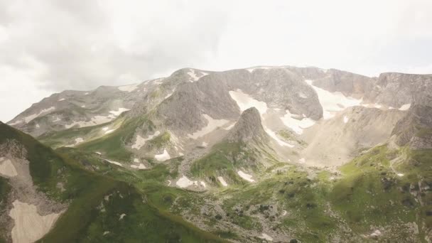 Montaña y picos nevados paisaje aéreo de dron. Montañas del Cáucaso pico — Vídeos de Stock