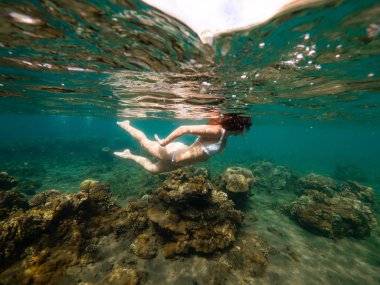 Yaz tatili egzotik adada zevk tropikal okyanus maske ile şnorkel bir kızın Split sualtı fotoğraf