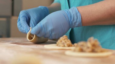 Hamur doldurarak ve patty pastane dükkanı closeup tablo oluşturan Baker el