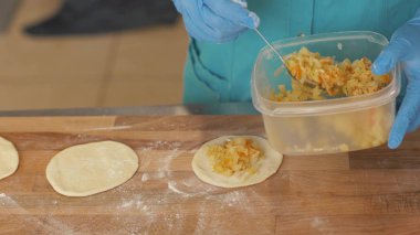 Şef baker hamur köftesi Pastane ahşap tablo pişirme önce doldurma