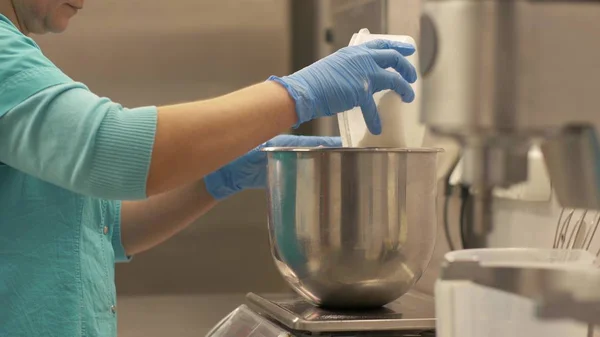 Nő baker öntött lisztet tálba állandó konyhai mérleg étteremben — Stock Fotó