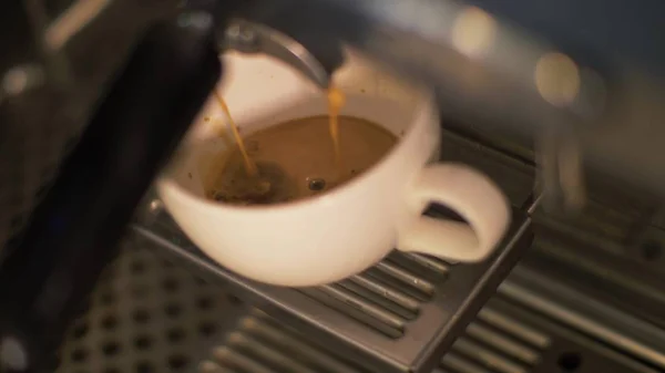 Primer plano fuerte café vertiendo en taza blanca de la máquina de café en la cafetería —  Fotos de Stock