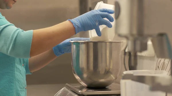 Nő baker öntött lisztet tálba állandó konyhai mérleg étteremben — Stock Fotó